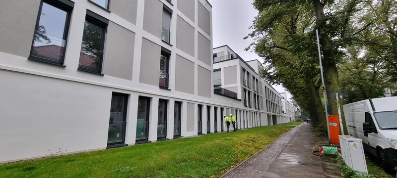 Lichtdurchfluteter Neubau: Ruhige Hoflage, Einbauküche, Terrasse & Top-Anbindung — photo 1